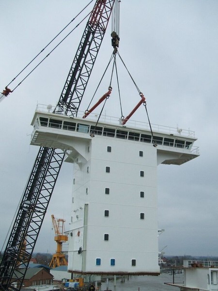 230 Tonnen am Haken: Nach mehrst�ndigen Vorbereitungen kann das Deckshaus an Bord gehievt werden. (Foto: Rohrbach) 