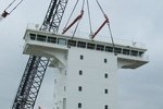 230 Tonnen am Haken: Nach mehrst�ndigen Vorbereitungen kann das Deckshaus an Bord gehievt werden. (Foto: Rohrbach) 
