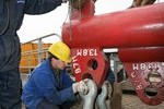 Vorbereitung der Schwerlasttraverse: Das Handling mit der schweren Traverse und den dazugeh�rigen Sch�keln erfordert viel Kraft.