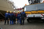 Ein Team f�r Schwerlastjobs: Die Fricke-Schmidbauermitarbeiter mit ihrem LGD 1550.