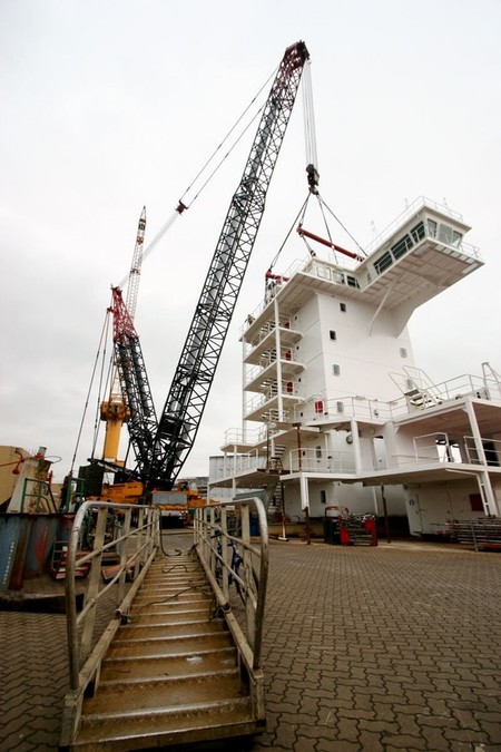 Es ist soweit: Nach mehrst�ndigen Vorbereitungen h�ngt das Ruderhaus am Halen des LGD 1550 und wird auf den Schiffsrumpf geschwenkt. 