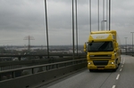 Souver�n motorisiert: Steigungen, wie hier die Auffahrt zur Hamburger K�hlbrandbr�cke, bew�ltigt das 460 PS-Aggregat im neuen CF ohne murren.