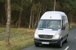 Sicher unterwegs: die Sicherheitsfeatures des Sprinter lassen den gro�en Kastenwagen auchauch bei Vollbremsungen nicht ins Schlingern geraten.