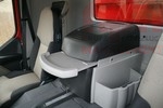 Erfrischungen in Griffweite: Auch die Bausteller aus dem Hause Renault Trucks k�nnen mit gro�en und bedienfreundlichen K�hlboxen ausgestattet werden. 