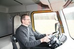 Angenehmer Arbeitsplatz: Das Fahrerhaus des Premium Lander mit gro�em Fahrerhaus bietet viel Platz auch f�r lange Touren.