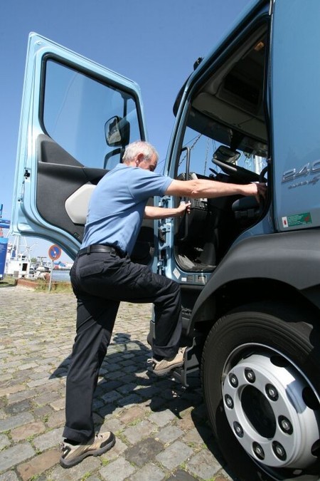 Hindenisfreier Einstieg: Der Weg ins Komfort-Fahrerhaus f�r �ber zwei Stufen 