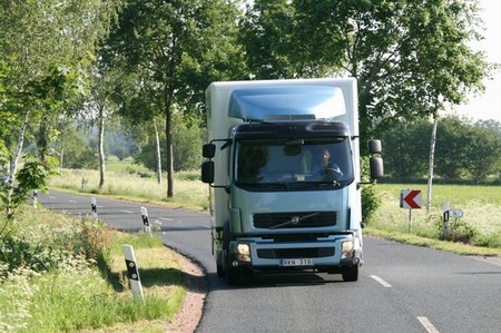 Stadt, Land und immer im Fluss: Der neue Volvo LF ist auch f�r l�ngere Verteilertouren geeignet.