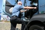 Hindenisfreier Einstieg: Der Weg ins Komfort-Fahrerhaus f�r �ber zwei Stufen 