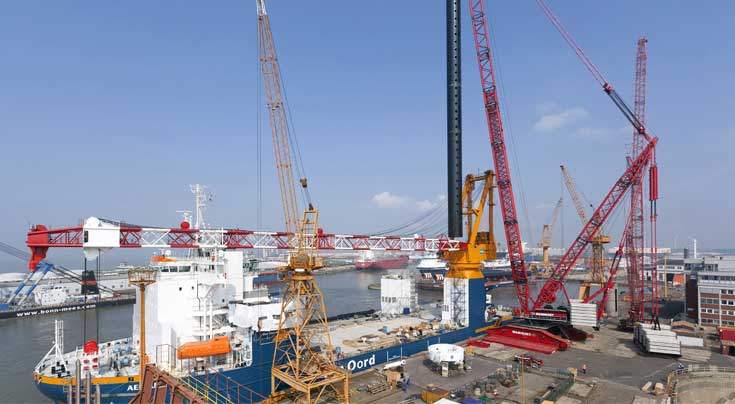 Seltenes Ereignis: Auf der Lloyd-Werft in Bremerhaven absolvierte der LR 13000 von Mammoet seinen ersten Einsatz mit PowerBoom. Foto: Liebherr Seltenes Ereignis: Auf der Lloyd-Werft in Bremerhaven absolvierte der LR 13000 von Mammoet seinen ersten Einsatz mit PowerBoom. Foto: Liebherr