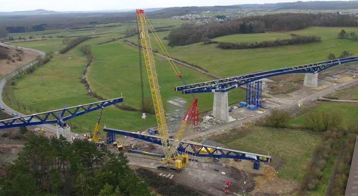Das ging schnell: Nur wenige Stunden nach Vollenden eines Windparks kam Steil’s Superlift beim Brückenbau in Luxemburg zum Einsatz. Foto: Terex Das ging schnell: Nur wenige Stunden nach Vollenden eines Windparks kam Steil’s Superlift beim Brückenbau in Luxemburg zum Einsatz. Foto: Terex