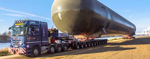 Vielseitig kombinierbar: Beim Transport eines 400 t schweren Flüssiggastanks setzte Maxtrans NV auf S-Modul-Achslinien der Marke Faymonville. Foto: Faymonville Vielseitig kombinierbar: Beim Transport eines 400 t schweren Flüssiggastanks setzte Maxtrans NV auf S-Modul-Achslinien der Marke Faymonville. Foto: Faymonville