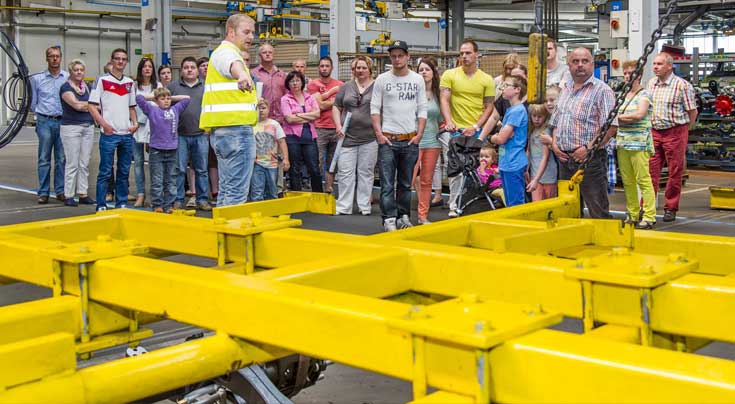 Eine große Familie: Mit mehr als 10.000 Besuchern feierte Krone in und um das Trailer Forum herum das 50-jährige Standortjubiläum in Werlte. Foto: Krone Eine große Familie: Mit mehr als 10.000 Besuchern feierte Krone in und um das Trailer Forum herum das 50-jährige Standortjubiläum in Werlte. Foto: Krone