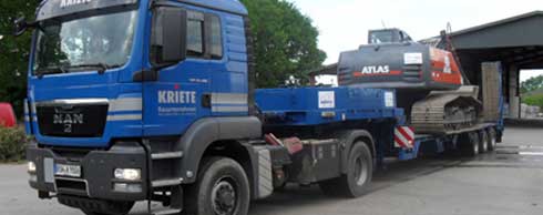 Auch der Baumaschinentransport wird in Eigenregie durchgeführt. Foto: Kriete Auch der Baumaschinentransport wird in Eigenregie durchgeführt. Foto: Kriete