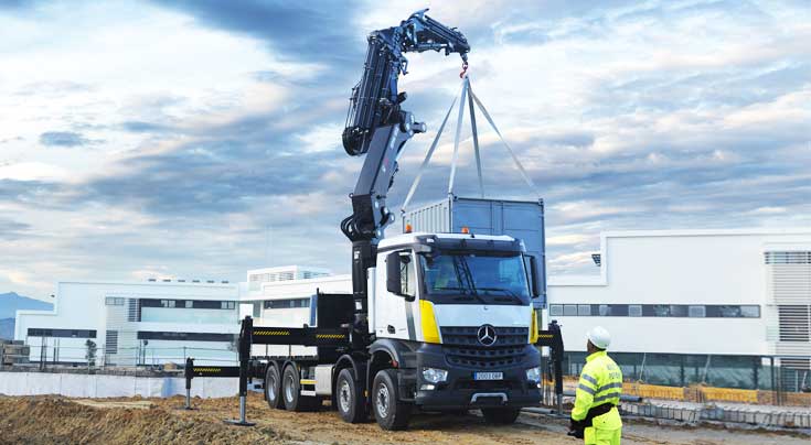 Präzises Einheben: Der neue Hiab X-HiPro 1058 hier auf einem Arocs-Vierachsfahrgestell. Foto: Hiab Präzises Einheben: Der neue Hiab X-HiPro 1058 hier auf einem Arocs-Vierachsfahrgestell. Foto: Hiab