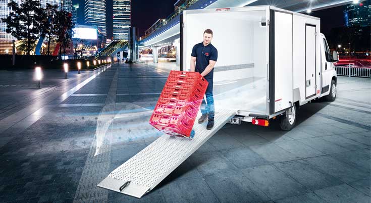 Ein Tiefrahmenchassis macht es möglich: einfaches Be- und Entladen mit integrierter Laderampe. Foto: Kiesling Fahrzeugbau Ein Tiefrahmenchassis macht es möglich: einfaches Be- und Entladen mit integrierter Laderampe. Foto: Kiesling Fahrzeugbau