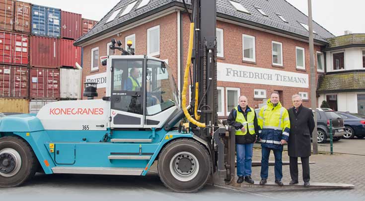 Das Bremer Unternehmen Tiemann setzt auf Konecranes mit integrierter Waage im Spreader. Foto: Konecranes Das Bremer Unternehmen Tiemann setzt auf Konecranes mit integrierter Waage im Spreader. Foto: Konecranes