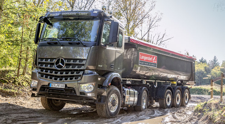 Für die allermeisten Transportaufgaben hat sich die Hinterkippmulde als optimales Transportfahrzeug durchgesetzt. Foto: Hersteller Für die allermeisten Transportaufgaben hat sich die Hinterkippmulde als optimales Transportfahrzeug durchgesetzt. Foto: Hersteller