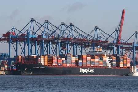 Die Colombo Express, ein Containerschiff der Hapag-Lloyd, am Kai in Altenwerder