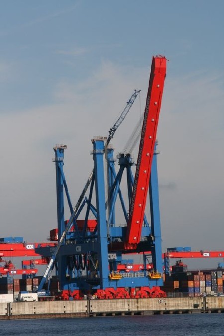 Angekommen: Die j�ngste Containerbr�cke am CT Altenwerder