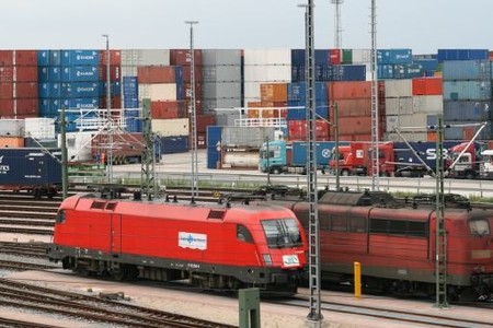 Warten auf Anschluss: F�r die meisten Container gehts in Hamburg per Bahn weiter, f�r andere mit dem Lkw 