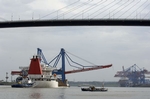 Br�ckentreff: Die 14. CTA-Containerbr�cke, hier vor der K�hlbrandbr�cke 