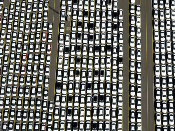 Fast 1,9 Millionen Fahrzeuge wurden 2006 �ber Bremerhaven umgeschlagen