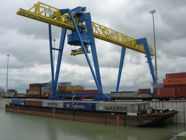 Herzst�ck des Terminals: Der 35 m hohe Containerportalkran von K�nz