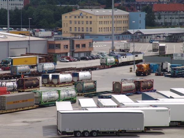 Neben Holz werden vor allem Tankcontainer im Ostuferhafen umgeschlagen