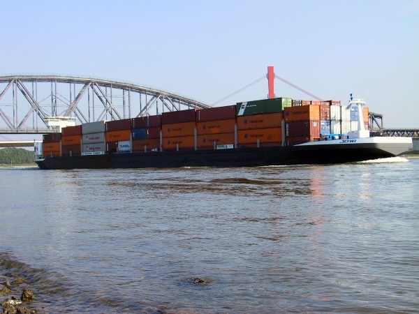Das Bild tr�gt: Die heutige Binnenschifffahrt ist alles andere als beh�big