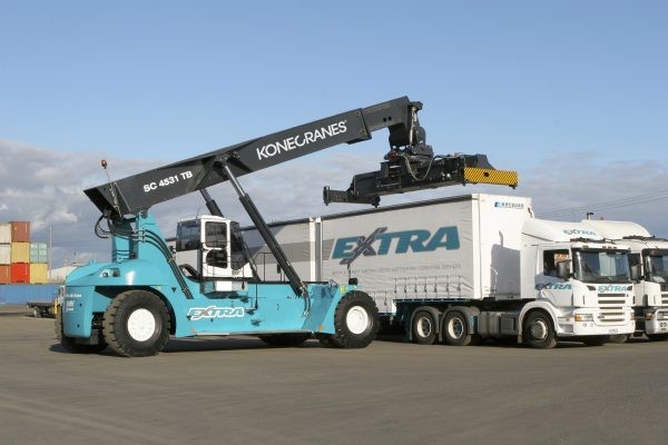 Reachstacker steuert die schwedische Tochter SMV bei