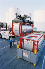 Saubere L�sung: Die Leckage-Wanne sch�tzt den Tankcontainer und die Umwelt