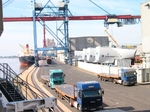Gro�e Bandbreite: �ber die 1700 m lange Pier des Seehafen Brake gehen G�ter aller Art