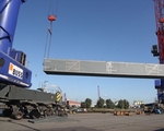 Ankunft in Hamburg: F�r einen Industriekomplex in New Orleans legten Teile der Industrieanlage beim Umladen einen Zwischenstopp am Hamburger Buss-Terminal ein
