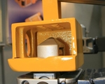 Container aufsetzen und automatisch verriegeln: Der neue Containerverschluss Quick-Lock verregelt beim Aufsetzen automatisch. 