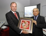 Wollen enger zusammenarbeiten: Emanuel Schiffer, Vorsitzender der Eurogate Gruppengesch�ftsf�hrung, und Michael Zhou, Gesch�ftsf�hrer Shekou Container Terminals Ltd.