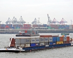 Wasserseitige Transporte nehmen zu: Die zunehmend kritischere Lage bei Umfuhren auf der Stra�e im Hamburger Hafengebiet l�sst das Binnenschiff ebenso zunehmend interessant f�r einen schnellen Transport werden
