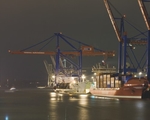 Die erste von zun�chst f�nf Hightech-Br�cken: Ende August erreichte eine neue, leistungsf�hige Containerumschlagsbr�cke f�r das Twinforty-Konzept der HHLA den Hamburger Burchardkai