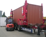 Dem Container Beine machen: Nach Ansetzen der Joloda-St�tzelemente und der elektrischen Verbindung der Elemente untereinander wird die Stahlbox vom Transportchassis abgehoben