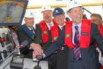 Bagger marsch! Walter Hirche gemeinsam mit Wilhelmshavens OB Eberhard Menzel, Manfred Wendt und Helmut Werner, Gesch�ftsf�hrer der JWP-Realisierungsgesellschaft (vr.n.l.), beim Start des Pirat X