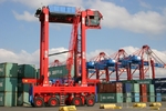 Leiser und sauberer: Die f�r Bremerhaven und Hamburg bestimmten ESC W Straddle Carrier zeichnen sich durch niedrige Emissionen und geringere Ger�uschbildung aus