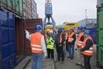 Der Ausbilder erl�utert den zuk�nftigen ConTruckern die Verriegelung der Container