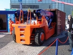 Passt: Wenns keinen Container zu heben gibt kann der ML1612R selbst in einen solchen hineinfahren