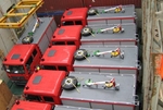 Die Roten kommen: 26 Feuerwehrfahrzeuge brachte die Rickmers-Linie �ber Antwerpen nach Vietnam
