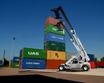 Sechs High Cubes �bereinander schaffen die neuen Terex-Stacker