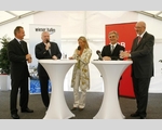 Haben gut lachen: Hafengesch�ftsf�hrer Mag. Walter Edinger, B�rgermeister Dr. Michael H�upl, Moderatorin Regina Preloznik, Verkehrsminister Werner Faymann und Mag. Andreas Matth�, Vorstandsdirektor der �BB Infrastruktur Bau AG
