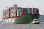 Erstmals in der norddeutschen Elbmetropole: Am Samstag machte der chinesische Containerriese Xin Mei Zhou im Hamburger Hafen fest