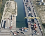Noch in Form zu bringen: An der noch unbefestigten Seite des Hafenbeckens West entsteht der neue Kai 21