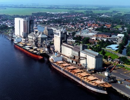 Getreideumschlag auf hohem Niveau: Nur wenige Kilometer von der Nordsee entfernt befindet sich an der Unterweser der Seehafen Brake