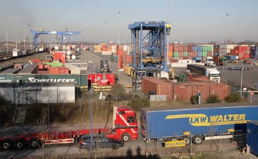 Terminal mit Seehafenstatus: Der D3T erm�glicht seinen Kunden mit dem neuen Terminal eine direkte Containerauf- und abnahme im Hinterland