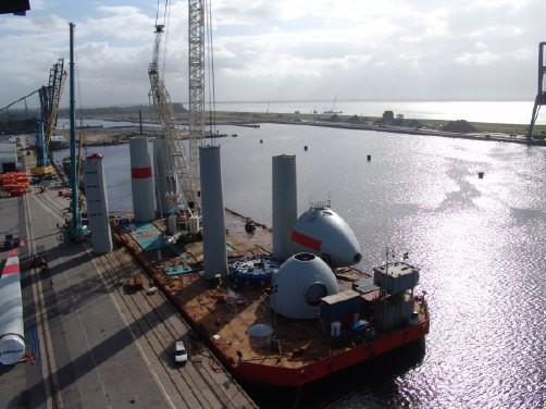 Versorgungshafen Emden: Ein geplanter Off-Shore-Windpark vor Borkum soll von Emden aus betreut werden